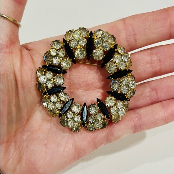 Gorgeous Hollywood VINTAGE 60s WREATH BROOCH BLACK & CLEAR GLASS CRYSTALS,EUC - Picture 5 of 9